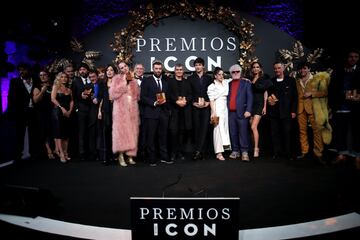 Foto de familia de premiados y entregadores.