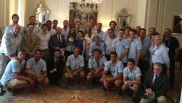 El waterpolo, los saltos y Ona, en la embajada.