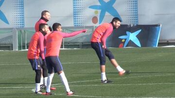 Busquets: Piqué, Jordi Alba taunt Barça team-mate over bad pass