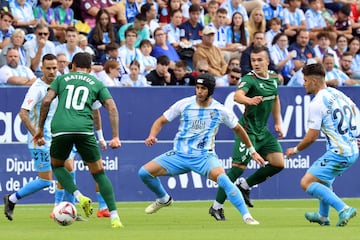 Matheus controla al balón ante Luismi.