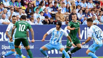 Matheus controla al balón ante Luismi.