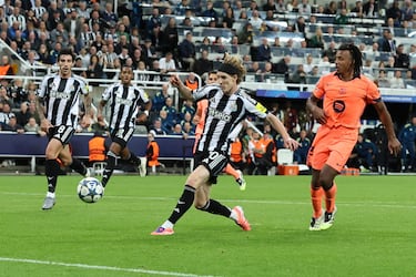 1-2. Balón en diagonal de Jacob Murphy en el área del culé. Anthony Gordon, que entra en el segundo palo, empuja el balón al fondo de la portería de Joan García.