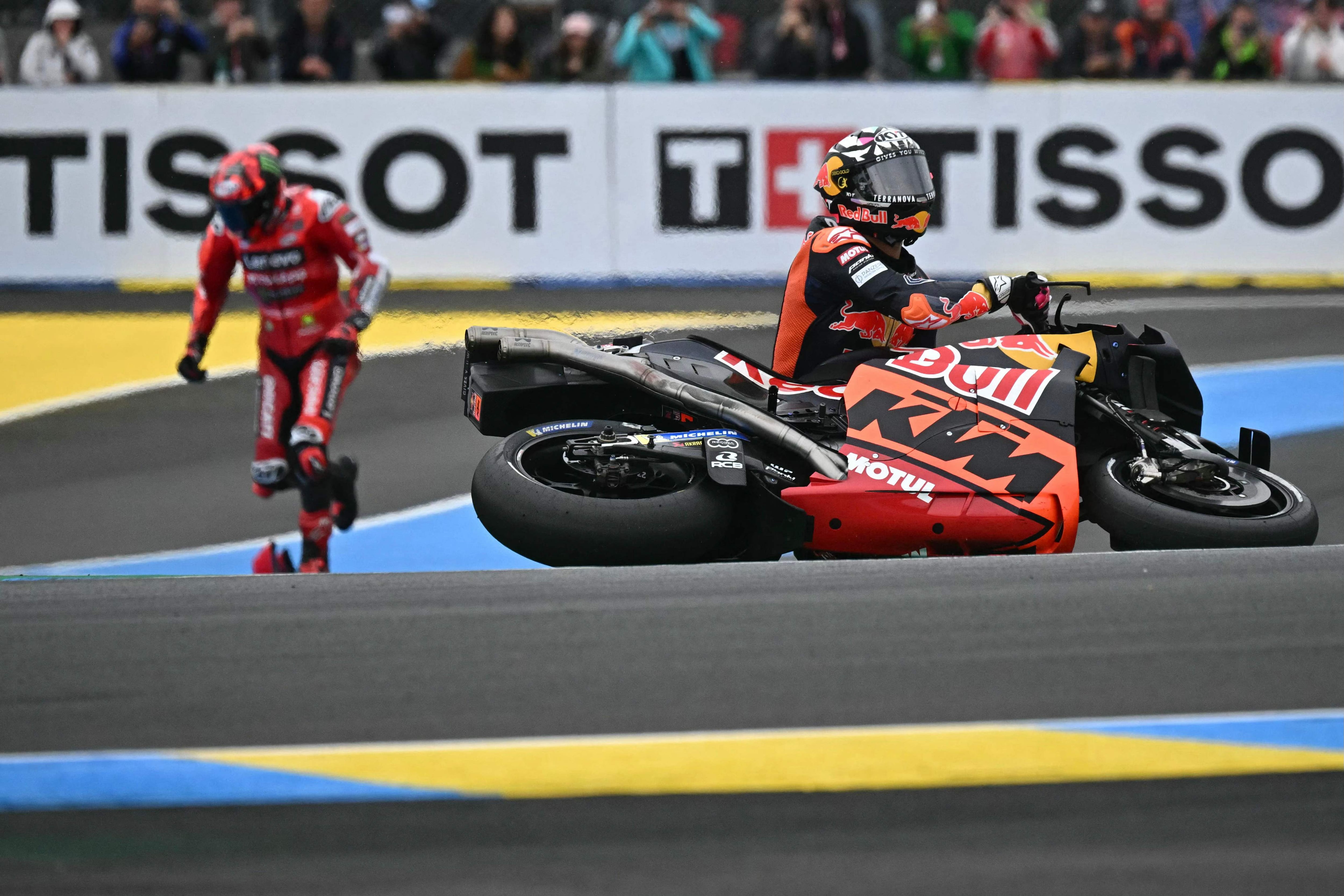Caída del piloto sudafricano de Red Bull KTM Factory Racing, Brad Binder, 
durante el Gran Premio de Francia de MotoGP.