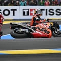 Zarco reina en la locura con Márquez segundo