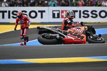 Cada del piloto sudafricano de Red Bull KTM Factory Racing, Brad Binder, durante el Gran Premio de Francia de MotoGP.