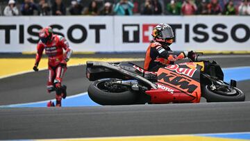 Brad Binder en el suelo con la KTM de MotoGP.