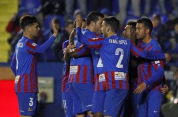 Los jugadores del Levante celebran el segundo gol ante el Málaga.