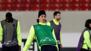 <b>CON EL GRUPO. </b>Ibrahimovic, al igual que Xavi y Alves, se entrenó con normalidad ayer en el Mercedes Benz Arena.