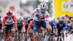 Ethan Vernon celebra su victoria al esprint en el Tour de Romandía.