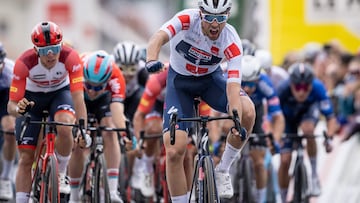 Ethan Vernon celebra su victoria al esprint en el Tour de Romandía.