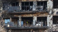 Un agente de la Policía Científica busca las causas del incendio en el edificio del barrio de Campanar, a 24 de febrero de 2024, en Valencia, Comunidad Valenciana (España). La Policía Científica ha encontrado en la mañana de hoy a la décima persona fallecida, un hombre que se encontraba desaparecido. Un incendio de grandes dimensiones arrasó el pasado 22 de febrero un edificio de 14 plantas en el barrio valenciano de Campanar. El fuego, originado en el cuarto piso del inmueble, generó una gran columna de llamas y una densa humareda que ha afectado a varias plantas del edificio. En el edificio, de 138 viviendas, residían unas 450 personas. El Ayuntamiento ha decretado tres días de luto y se han suspendido los actos falleros para este fin de semana.
24 FEBRERO 2024;DESASTRE;INCENDIO;FALLECIDOS;LLAMAS;FUEGO;LUTO;EDIFICIO
Rober Solsona / Europa Press
24/02/2024