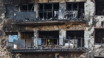 Un agente de la Polic¨ªa Cient¨ªfica busca las causas del incendio en el edificio del barrio de Campanar, a 24 de febrero de 2024, en Valencia, Comunidad Valenciana (Espa?a). La Polic¨ªa Cient¨ªfica ha encontrado en la ma?ana de hoy a la d¨¦cima persona fallecida, un hombre que se encontraba desaparecido. Un incendio de grandes dimensiones arras¨® el pasado 22 de febrero un edificio de 14 plantas en el barrio valenciano de Campanar. El fuego, originado en el cuarto piso del inmueble, gener¨® una gran columna de llamas y una densa humareda que ha afectado a varias plantas del edificio. En el edificio, de 138 viviendas, resid¨ªan unas 450 personas. El Ayuntamiento ha decretado tres d¨ªas de luto y se han suspendido los actos falleros para este fin de semana.
24 FEBRERO 2024;DESASTRE;INCENDIO;FALLECIDOS;LLAMAS;FUEGO;LUTO;EDIFICIO
Rober Solsona / Europa Press
24/02/2024