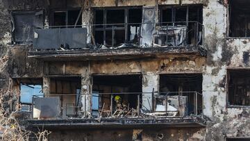 Un agente de la Policía Científica busca las causas del incendio en el edificio del barrio de Campanar, a 24 de febrero de 2024, en Valencia, Comunidad Valenciana (España). La Policía Científica ha encontrado en la mañana de hoy a la décima persona fallecida, un hombre que se encontraba desaparecido. Un incendio de grandes dimensiones arrasó el pasado 22 de febrero un edificio de 14 plantas en el barrio valenciano de Campanar. El fuego, originado en el cuarto piso del inmueble, generó una gran columna de llamas y una densa humareda que ha afectado a varias plantas del edificio. En el edificio, de 138 viviendas, residían unas 450 personas. El Ayuntamiento ha decretado tres días de luto y se han suspendido los actos falleros para este fin de semana.
24 FEBRERO 2024;DESASTRE;INCENDIO;FALLECIDOS;LLAMAS;FUEGO;LUTO;EDIFICIO
Rober Solsona / Europa Press
24/02/2024