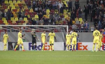 Tristeza en los jugadores del Villarreal tras encajar el 1-1.