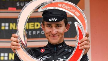 Poland's Michal Kwiatkowski celebrates on the podium after winning the 108th edition of the Milan - San Remo cycling race, on March 18, 2017 in San Remo. / AFP PHOTO / YANN COATSALIOU