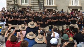 Los All Blacks realizan su mítica haka en pleno Madrid