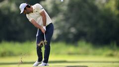 El golfista español Adrian Otaegui golpea una bola durante el BMW International Open en el Golfclub Munchen Eichenried de Munich.