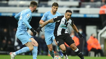 Newcastle United's English striker Callum Wilson (R) vies with Manchester City's French defender Aymeric Laporte (L) and Manchester City's Portuguese defender Ruben Dias (C) during the English Premier League football match between Newcastle