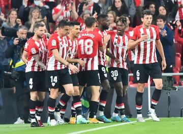 1-0. Los jugadores del Athletic Club celebran el primer gol que marca Mario Hermoso en propia puerta.