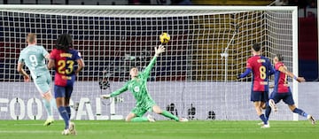 1-2. Contraataque del Atlético de Madrid. Rodrigo de Paul abre desde el medio del campo a Nahuel Molina por la banda derecha, el defensa argentino saca un centro raso, al corazón del área del Barcelona, y Aleksander Sorloth remata con la pierna izquierda para superar a Iñaki Peña en el descuento.