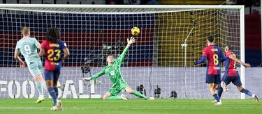 1-2. Contraataque del Atlético de Madrid. Rodrigo de Paul abre desde el medio del campo a Nahuel Molina por la banda derecha, el defensa argentino saca un centro raso, al corazón del área del Barcelona, y Aleksander Sorloth remata con la pierna izquierda para superar a Iñaki Peña en el descuento.