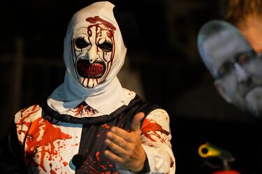 Jóvenes disfrazados para una fiesta de Halloween en Varsovia, Polonia.