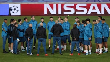 Zidane charla con sus jugadores.