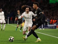 Paris Saint-Germain's French midfielder #14 Desire Doue (R) passes the ball under pressure from Chelsea's Spanish defender #03 Marc Cucurella during the UEFA Champions League round of 16 first leg football match between Paris Saint-Germain (PSG) and Chelsea at the Parc des Princes stadium in Paris on March 11, 2026. (Photo by FRANCK FIFE / AFP)