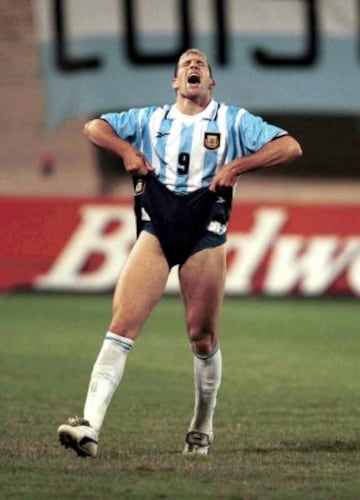 El triplete es sinónimo de perfección en el fútbol. Tres goles en un partido es una marca que no muchos pueden alcanzar. Pero para Martín Palermo significa otra cosa. En un partido ante Colombia en la Copa América de Paraguay 1999, el delantero argentino falló no uno, ni dos, sino tres tiros desde el manchón penal. Además, lo hizo de tres maneras distintas. Argentina perdió aquel partido 3-0.