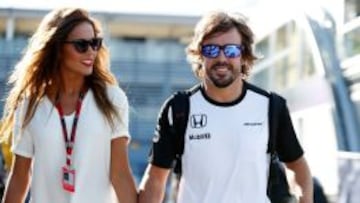 Alonso, con su novia.