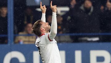 Empoli (Italy), 08/02/2025.- AC Milans midfielder Santiago Gimenez celebrates after scoring a goal in the Italian Serie A soccer match between Empoli FC and AC Milan at Carlo Castellani Stadium in Empoli, Italy, 08 February 2025. (Italia) EFE/EPA/CLAUDIO GIOVANNINI