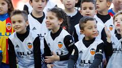 Luc&iacute;a y &Aacute;lex, con la camiseta del Valencia.