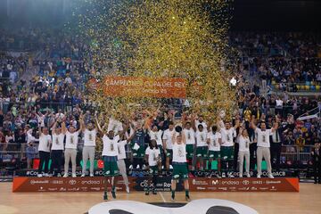 Alberto Daz, capitn del equipo, levanta el trofeo de campeones del torneo.