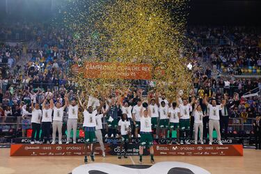 Alberto Díaz, capitán del equipo, levanta el trofeo de campeones del torneo.