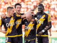 GIRONA, 15/08/2025.- El centrocampista del Rayo Isi Palazón (2d) celebra junto a sus compañeros tras anotar el tercer gol del equipo durante el partido de la primera jornada de LaLiga que Girona CF y Rayo Vallecano disputan este viernes en el estadio Municipal de Montilivi. EFE/Siu Wu