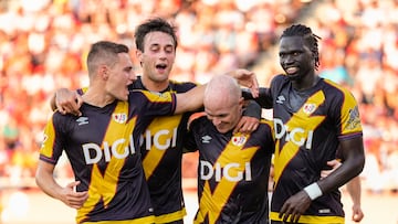 GIRONA, 15/08/2025.- El centrocampista del Rayo Isi Palazón (2d) celebra junto a sus compañeros tras anotar el tercer gol del equipo durante el partido de la primera jornada de LaLiga que Girona CF y Rayo Vallecano disputan este viernes en el estadio Municipal de Montilivi. EFE/Siu Wu