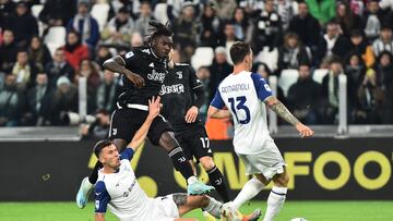 Soccer Football - Serie A - Juventus v Lazio - Allianz Stadium, Turin, Italy - November 13, 2022 Juventus' Moise Kean in action with Lazio's Nicolo Casale and Alessio Romagnoli REUTERS/Massimo Pinca