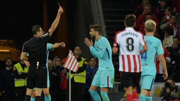 Piqué vio la amarilla.
