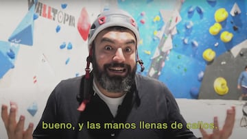 El chico de Pantomima Full en Tsunami Climb abriendo las manos, con casco, hablando de la escalada y con los subtítulos "las manos llenas de callos".