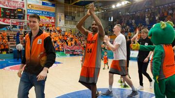 Los jugadores del Fuenlabrada celebran el playoff.