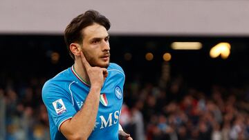 Kvaratskhelia durante un partido con el Nápoles.