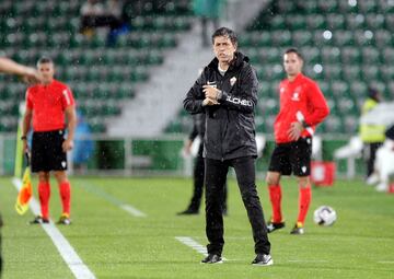 Su relevo lo tomó de manera provisional el interino Alberto Gallego, y debutó en la jornada 8 en el partido ante el Mallorca, donde ilicitanos y mallorquines empataron a uno.  