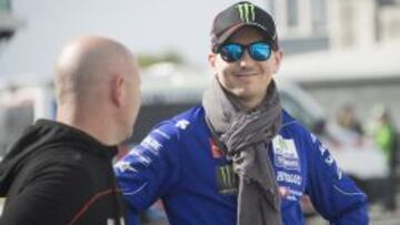 Lorenzo sonríe en Phillip Island con el sol.