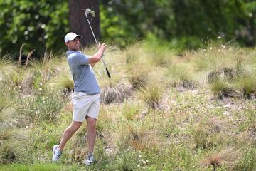 McIlroy lidia con el rough de Pinehurst durante una vuelta de prácticas.