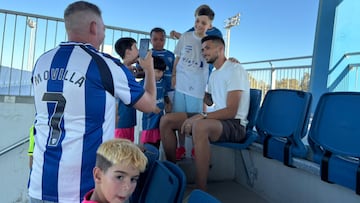 Nelson se fotografía con unos aficionados durante el Málaga-Antequera.