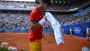 Carlos Alcaraz se seca el sudor en un partido de los Juegos Olímpicos de París.