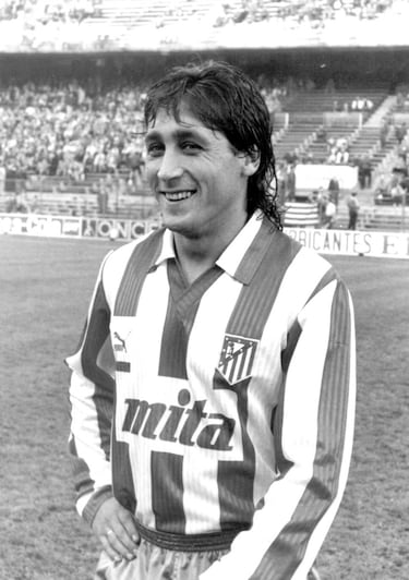 El delantero jienense jugó con el Real Oviedo en dos etapas diferentes: la temporada 1987-88 y entre 1989 y 1996. En total disputó 262 partidos y marcó 101 goles. Defendió la camiseta del Atlético de Madrid la temporada 1988-89 en la que jugó 27 encuentros y anotó 4 goles. 