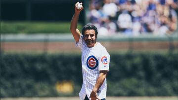 El actor mexicano fue el encargado de lanzar la primera bola en el partido de los Cachorros ante el cuadro de Pittsburgh