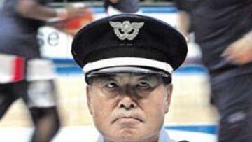 <b>ASIA MIRA. </b>Mientras se juega en la cancha del Saitama Arena, los guardias de seguridad vigilan.