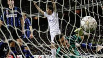 <b>TOMA. </b>Raúl celebra el primer gol de los cinco que marcó el Schalke en San Siro, con Cambiasso abatido y Julio Cesar por los suelos.